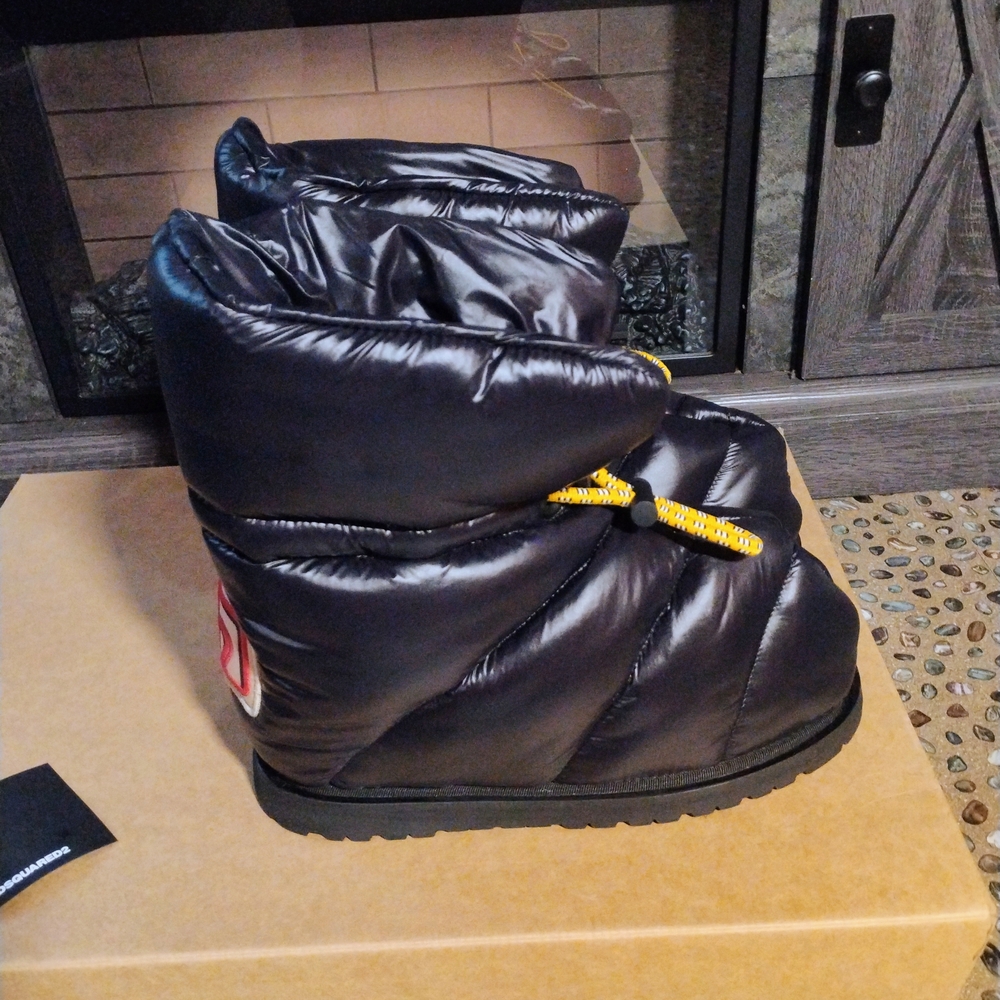 Stylish Black Puffer Boots with Yellow Accent
